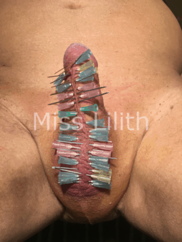 jeu medical avec aiguilles enfoncees dans le sexe, penis en erection