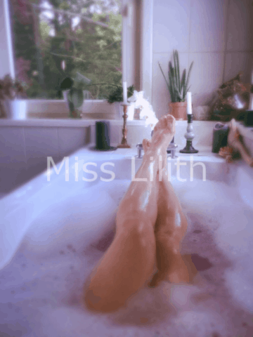 miss lilith dominatrice dans son bain