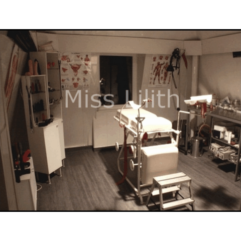 Ambiance médicale BDSM – table gynécologique et instruments réalistes