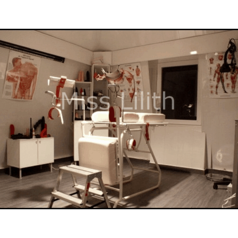Ambiance médicale BDSM – table gynécologique et instruments réalistes